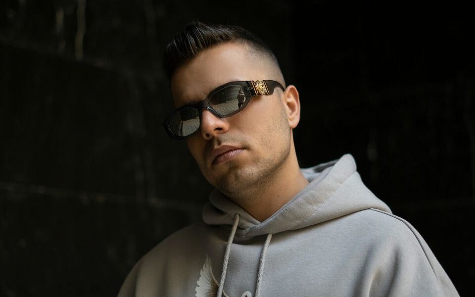 Как распознать нарциссическую личность и построить здоровые отношения