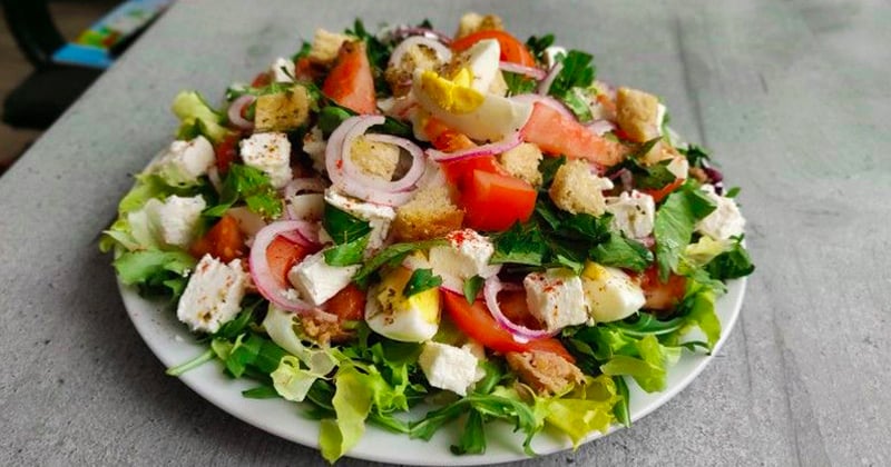 Легкий летний салат с фетой и зеленью: рецепт для каждого дня
