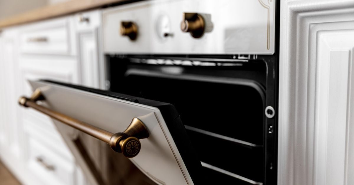 Легкая чистка духовки: 3 проверенных способа избавиться от жира и нагара