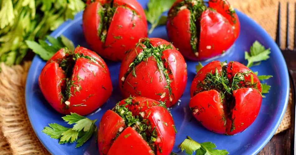 Идеальная закуска к шашлыку: малосольные помидоры с чесноком и укропом