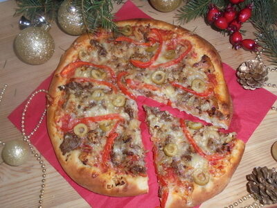 Сочная пицца с двумя видами мяса: простой рецепт для всей семьи