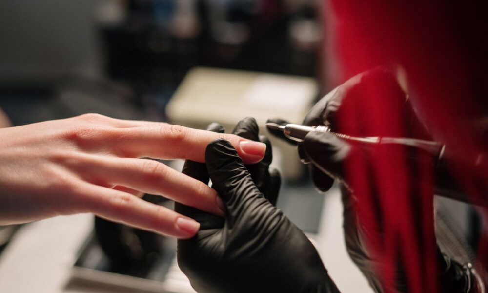 Почему стоит снять гель-лак через 3 недели: советы экспертов