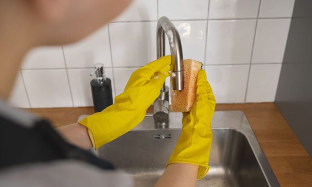 Простое средство от надоедливой проблемы: зубная паста и уксус решат всё