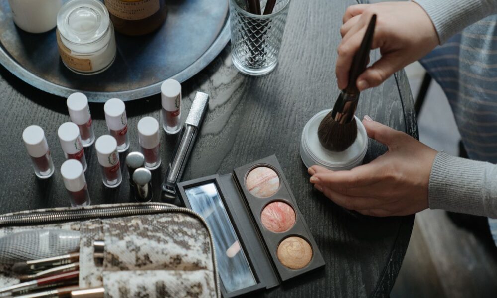 Секреты безупречной кожи: как использовать прозрачную пудру для идеального макияжа