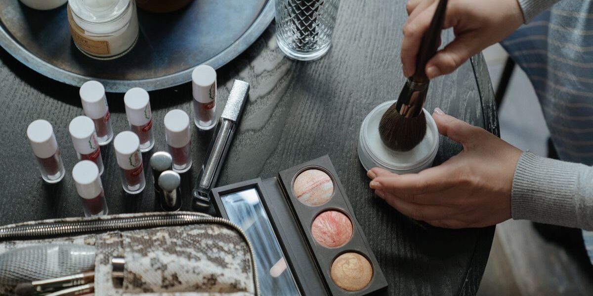 Секреты безупречной кожи: как использовать прозрачную пудру для идеального макияжа