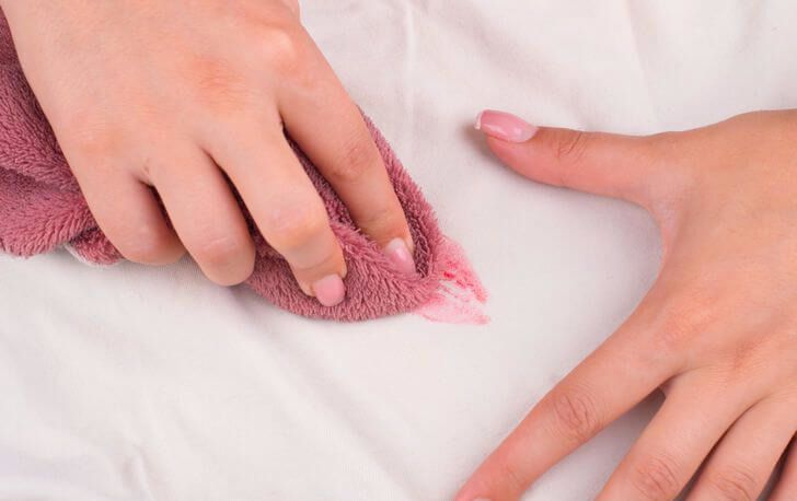 Как убрать следы косметики с одежды: проверенные лайфхаки
