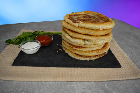 Сочные мясные лепешки с ароматной зеленью: простой рецепт для всей семьи