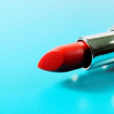 Срок годности помады: можно ли использовать после истечения срока?