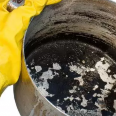 Лайфхак для дома: как легко очистить посуду от грязи и жира с помощью подручного средства