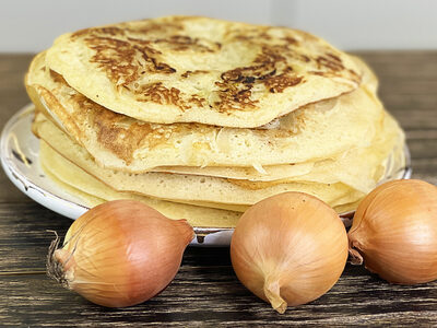 Нежные блины с ароматным луковым припеком: рецепт для идеального завтрака