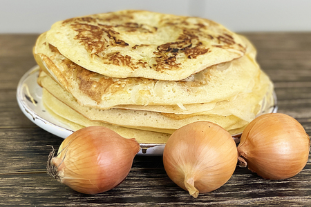 Нежные блины с ароматным луковым припеком: рецепт для идеального завтрака