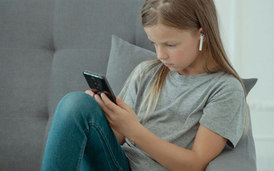 Как отвлечь ребенка от гаджетов: 3 простых шага от психологов