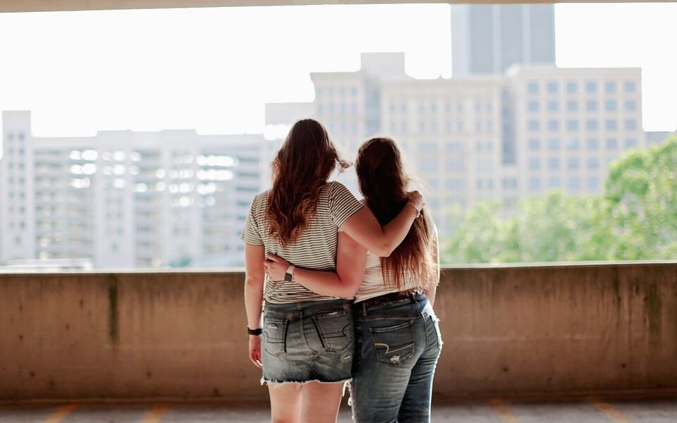 Когда не стоит доверять подруге семейные тайны: психологический взгляд