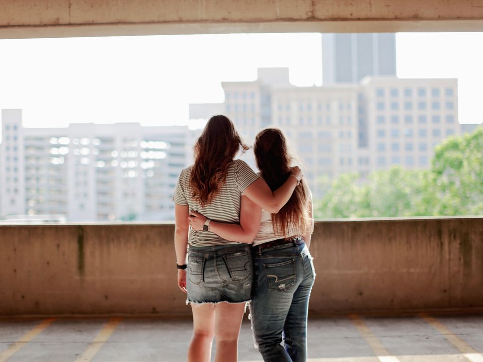 Когда не стоит доверять подруге семейные тайны: психологический взгляд