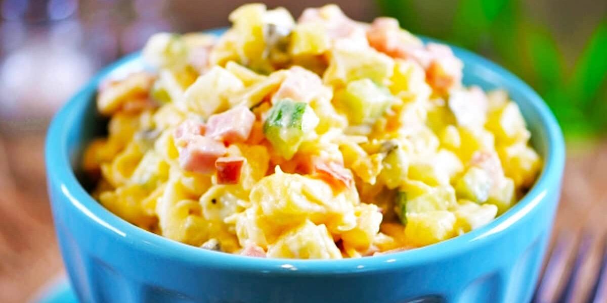 Секреты идеального салата: чего не стоит добавлять в "Оливье"