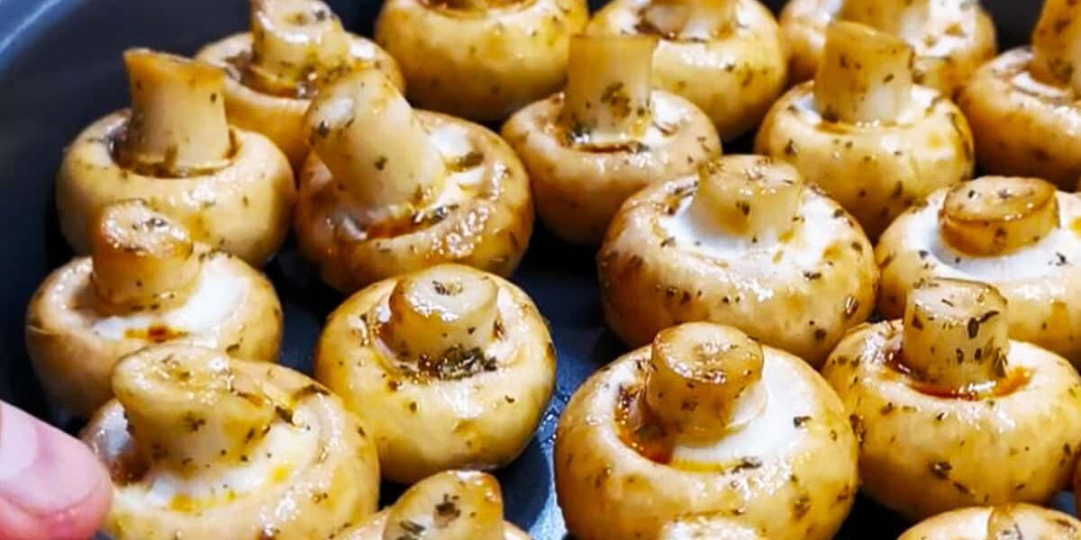 Простая закуска из шампиньонов, которая всегда выручает при встрече гостей