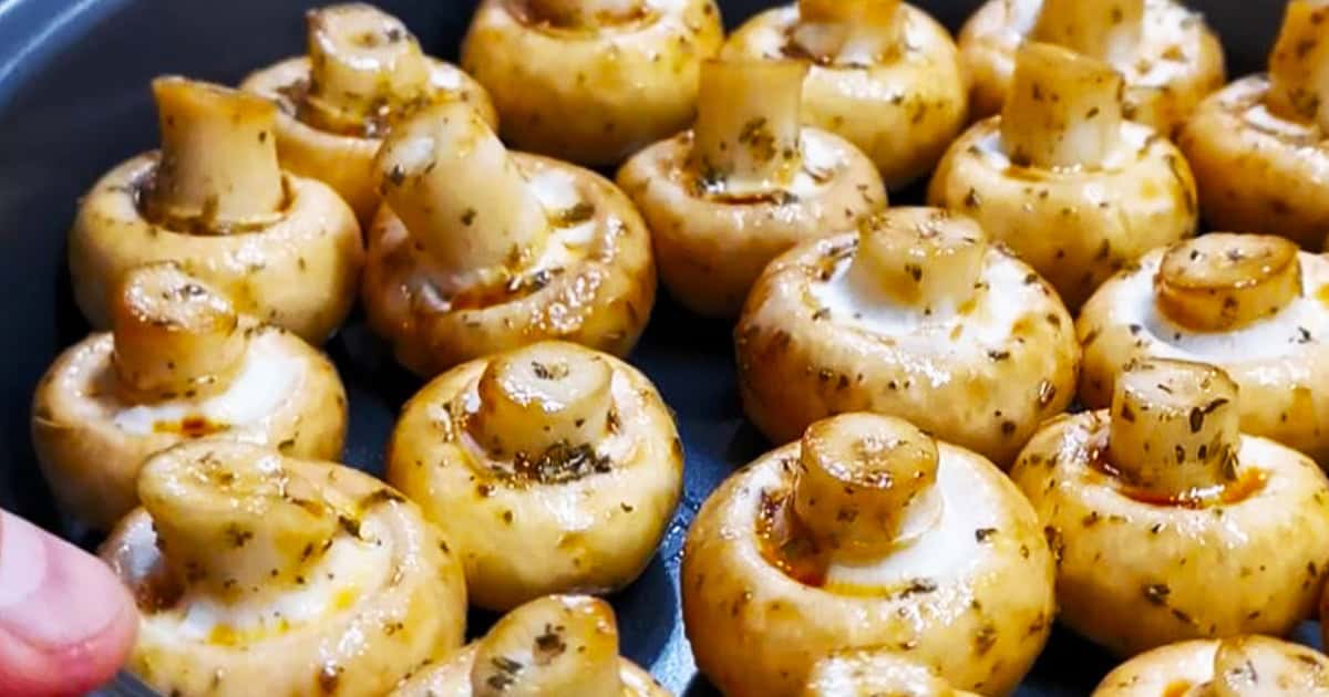 Простая закуска из шампиньонов, которая всегда выручает при встрече гостей