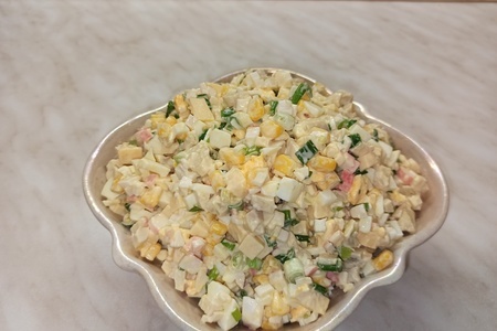 Простой и вкусный салат из крабовых палочек: рецепт с сыром и грибами