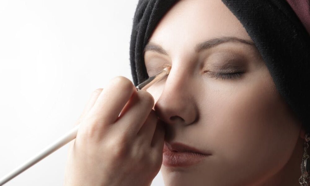 Секреты макияжа глаз: как звезды выбирают и наносят тени
