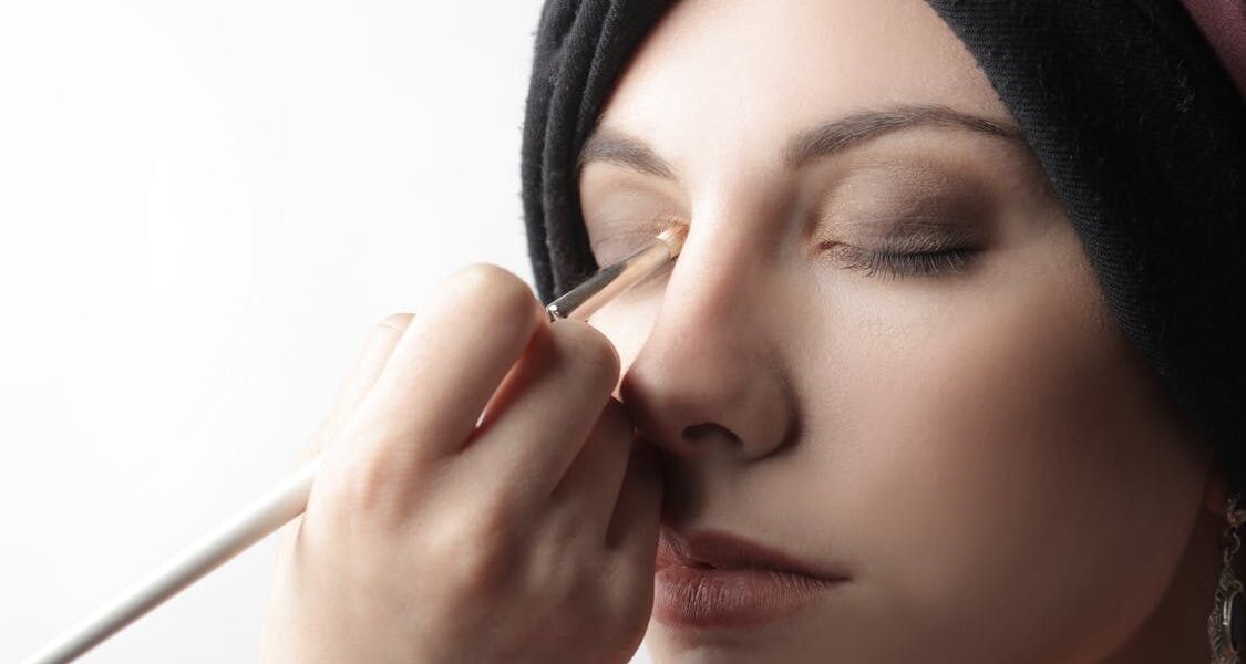 Секреты макияжа глаз: как звезды выбирают и наносят тени