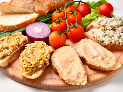 Легкие и вкусные рыбные намазки: 3 идеи для идеального бутерброда