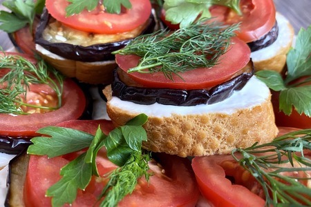 Летние закуски: баклажаны и помидоры – простые рецепты для всей семьи