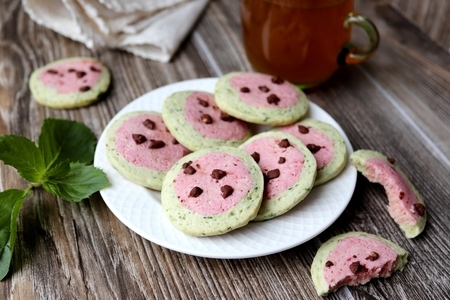 Сочные арбузные печенья: простой и вкусный рецепт для всей семьи