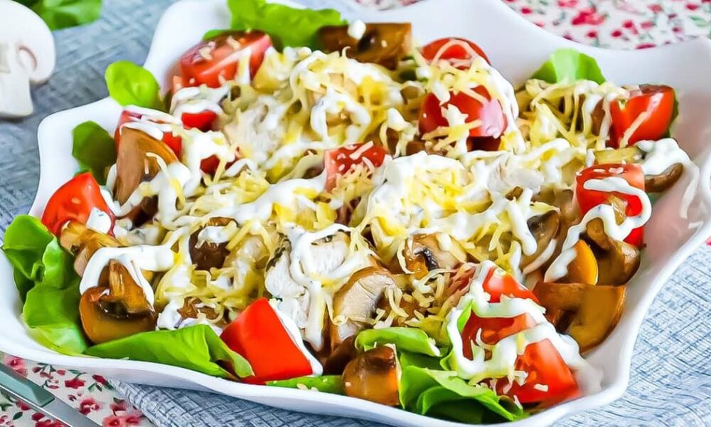 Простой и вкусный салат с курицей и грибами: пальчики оближешь!