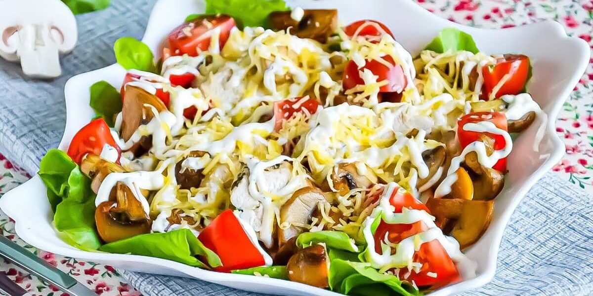 Простой и вкусный салат с курицей и грибами: пальчики оближешь!