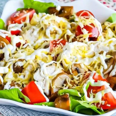 Простой и вкусный салат с курицей и грибами: пальчики оближешь!