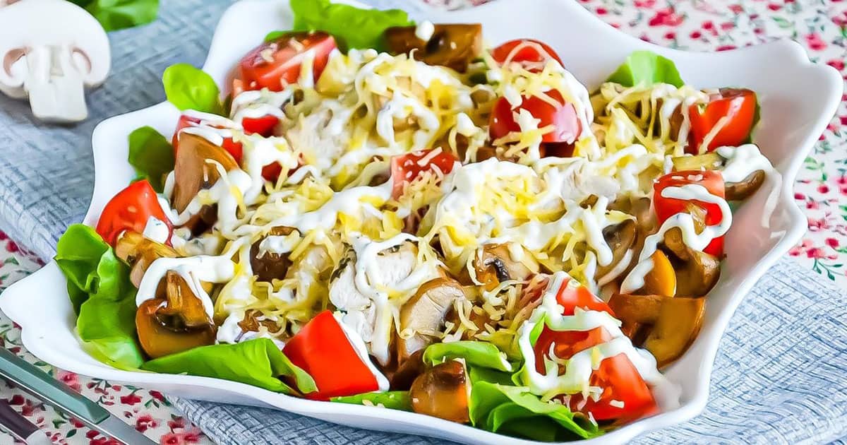 Простой и вкусный салат с курицей и грибами: пальчики оближешь!
