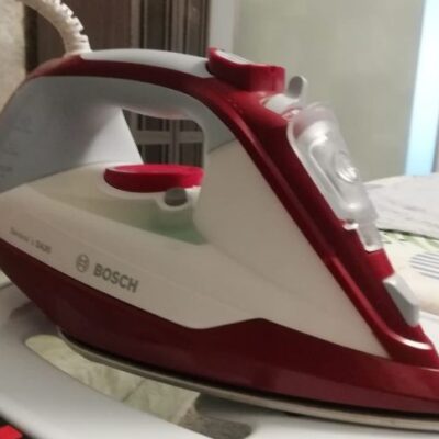 Секреты идеального гардероба: 5 проверенных способов разгладить одежду без утюга