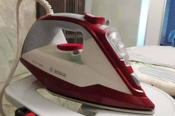 Секреты идеального гардероба: 5 проверенных способов разгладить одежду без утюга