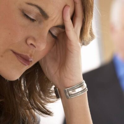 Как перестать слушать жалобы и что делать с нытиками: советы психолога