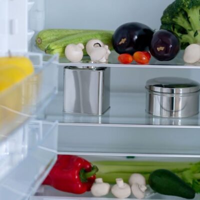 Секрет идеального холодильника: где хранить овощи и фрукты, а что делать с нижней полкой