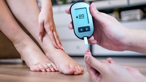 Ноги как индикатор: 4 тревожных симптома диабета, на которые стоит обратить внимание женщинам