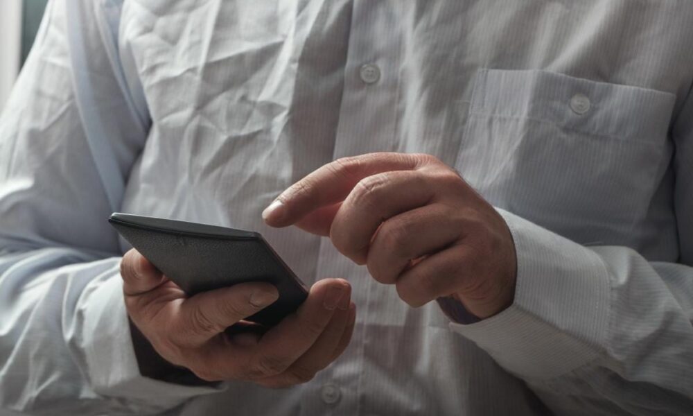 Как гладить одежду без утюга: 4 проверенных способа