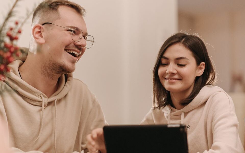 Как распознать манипуляции в отношениях: руководство для мужчин