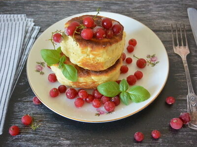 Сырники с джемом и красной смородиной: идеальный рецепт для школьного обеда