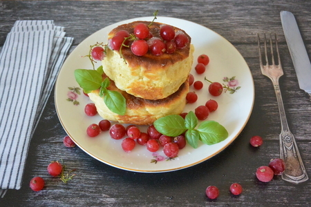 Сырники с джемом и красной смородиной: идеальный рецепт для школьного обеда