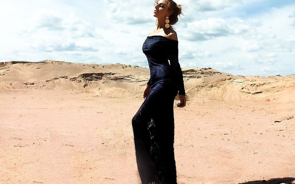 Секреты стиля пустынных жителей: почему черный цвет – идеальный выбор для жары