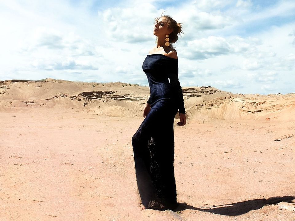 Секреты стиля пустынных жителей: почему черный цвет – идеальный выбор для жары