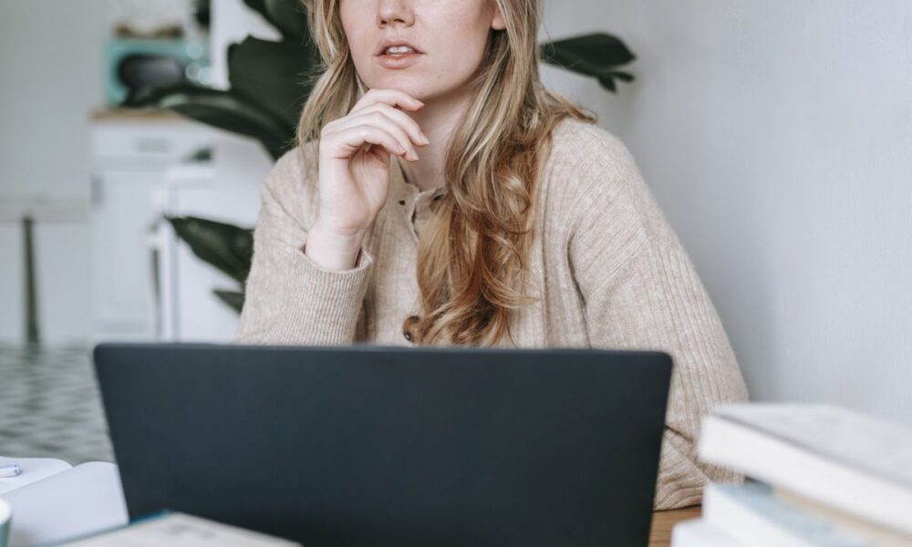 Почему мужчины избегают умных женщин: психологические причины и как это изменить