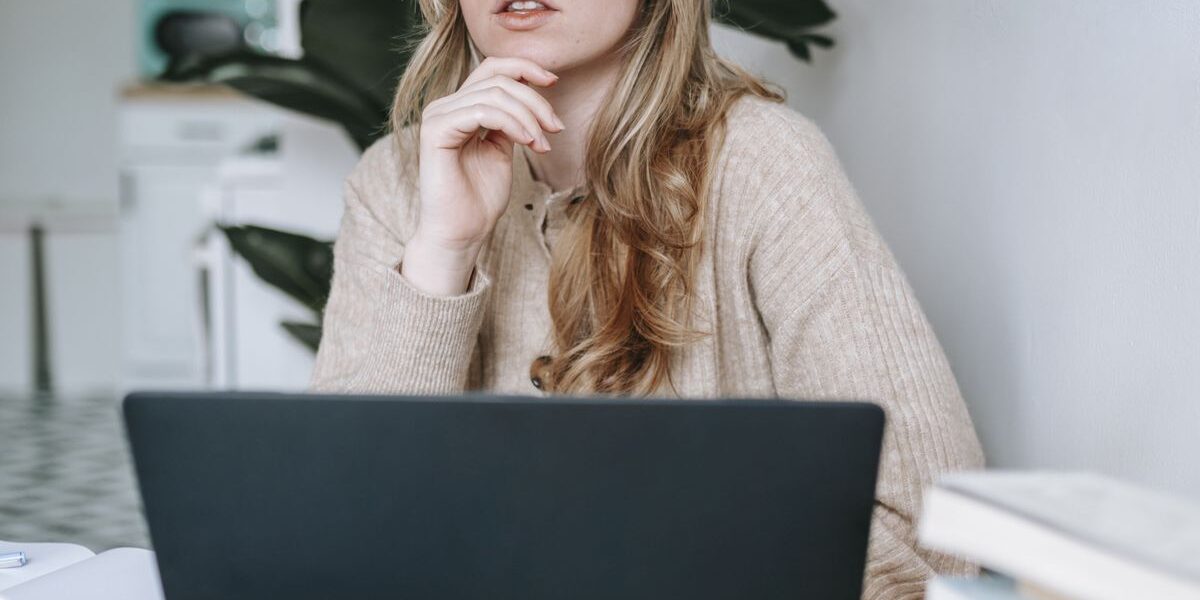 Почему мужчины избегают умных женщин: психологические причины и как это изменить