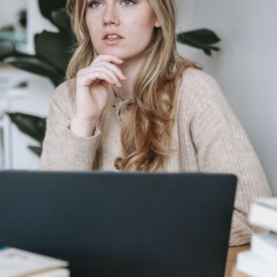 Почему мужчины избегают умных женщин: психологические причины и как это изменить