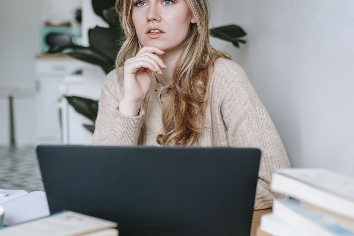 Почему мужчины избегают умных женщин: психологические причины и как это изменить