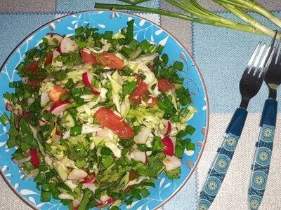 Летний салат из свежих овощей и зелени: простой рецепт для здоровья и красоты