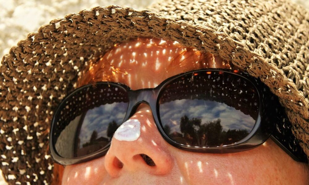 ТОП-5 ошибок в использовании солнцезащитного крема, которые допускают даже звезды