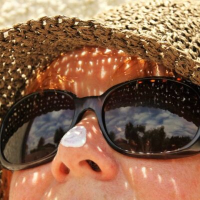 ТОП-5 ошибок в использовании солнцезащитного крема, которые допускают даже звезды