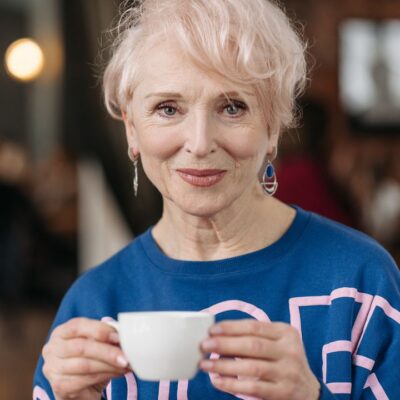 Секреты стойкости цвета: как сохранить яркость окрашенных седых волос